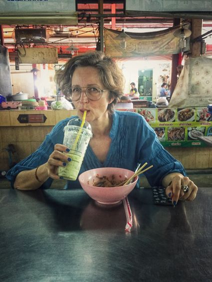 Gabriele Duenwald, Autorin von Soiblossom, auf dem Nang Loeng Market in Bangkok